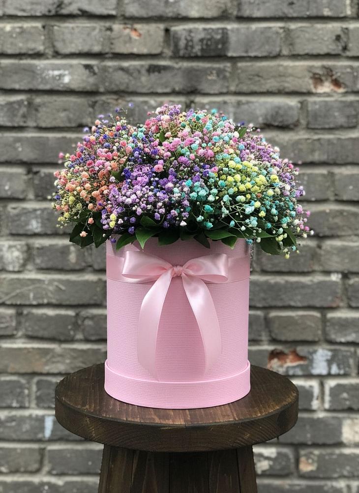 Цветочная композиция из Гипсофила и Розы в шляпной коробке в Олымский
