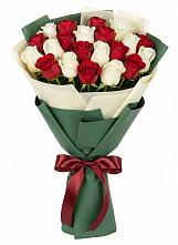Букет Микс из красных и белых роз в Олымский