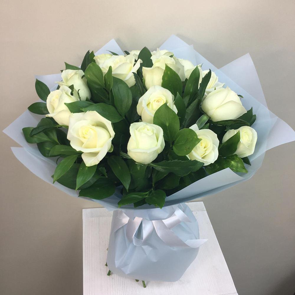 Букет 15 Белых роз Проуд в Олымский