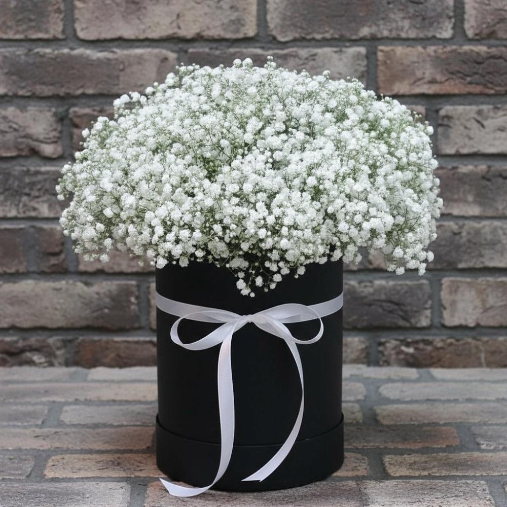 Цветочная композиция из Гипсофила в шляпной коробке в Олымский