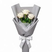 Букет 3 белые розы в Олымский