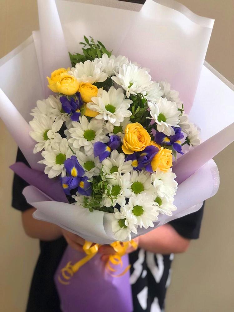 Букет цветов из: Ирисы, Хризантемы и Розы в Олымский