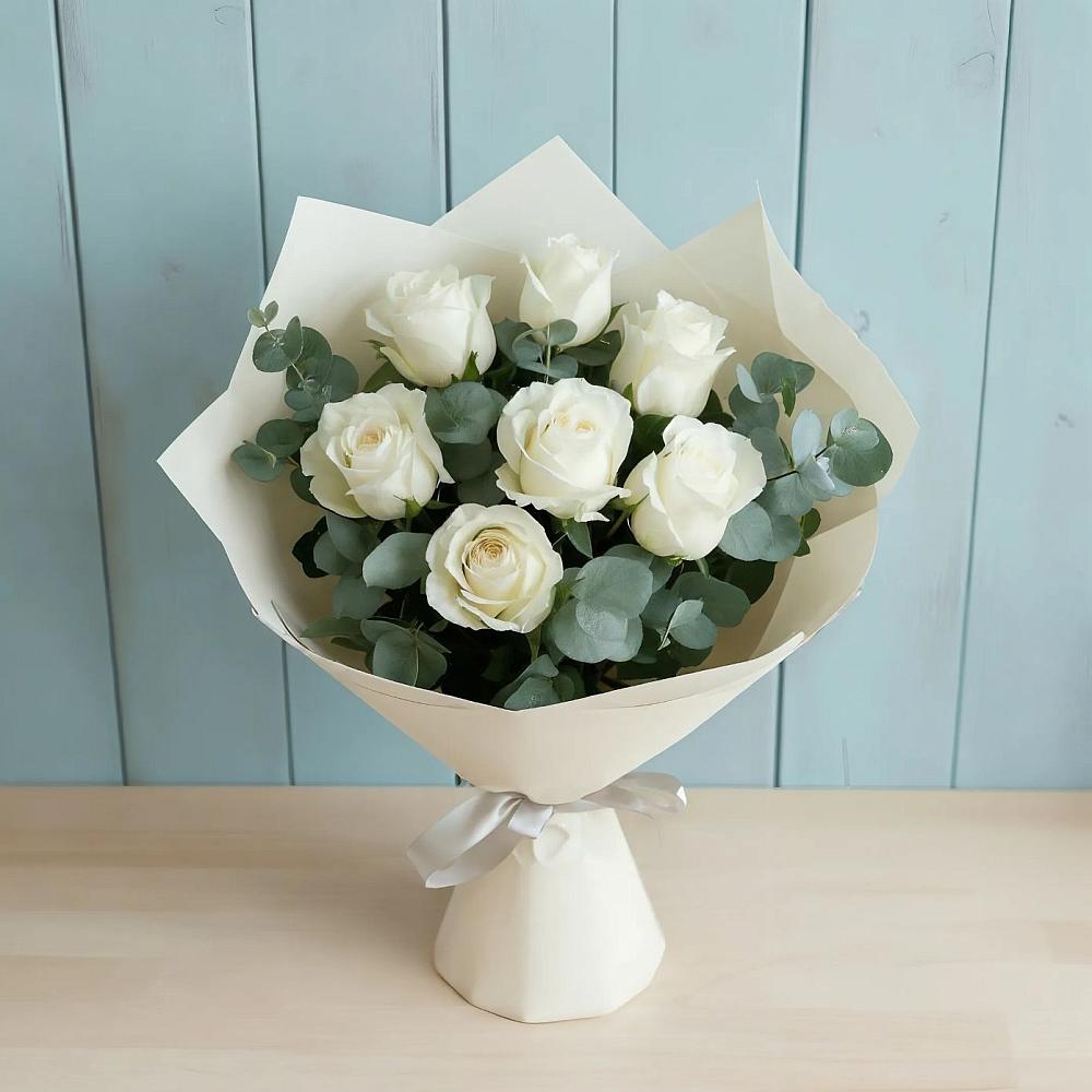 Букет Белые розы в Эвкалипте в Олымский