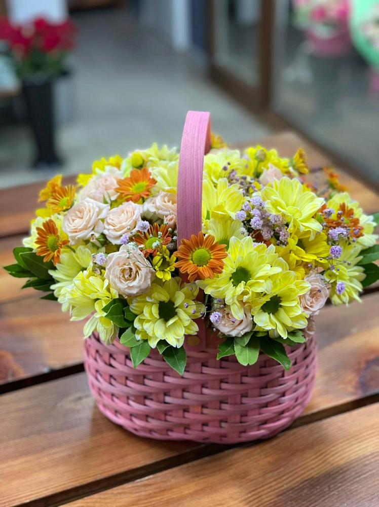 Цветочная композиция из Хризантемы и Розы в корзине в Олымский