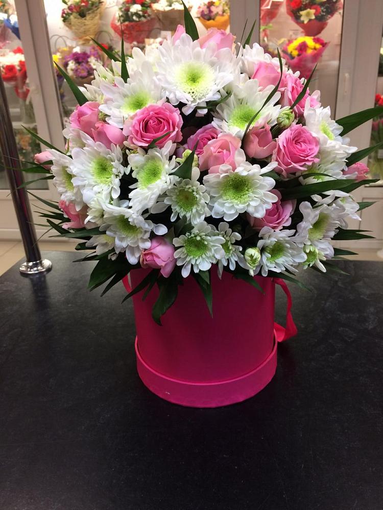 Цветочная композиция из Розы и Хризантемы в шляпной коробке в Олымский