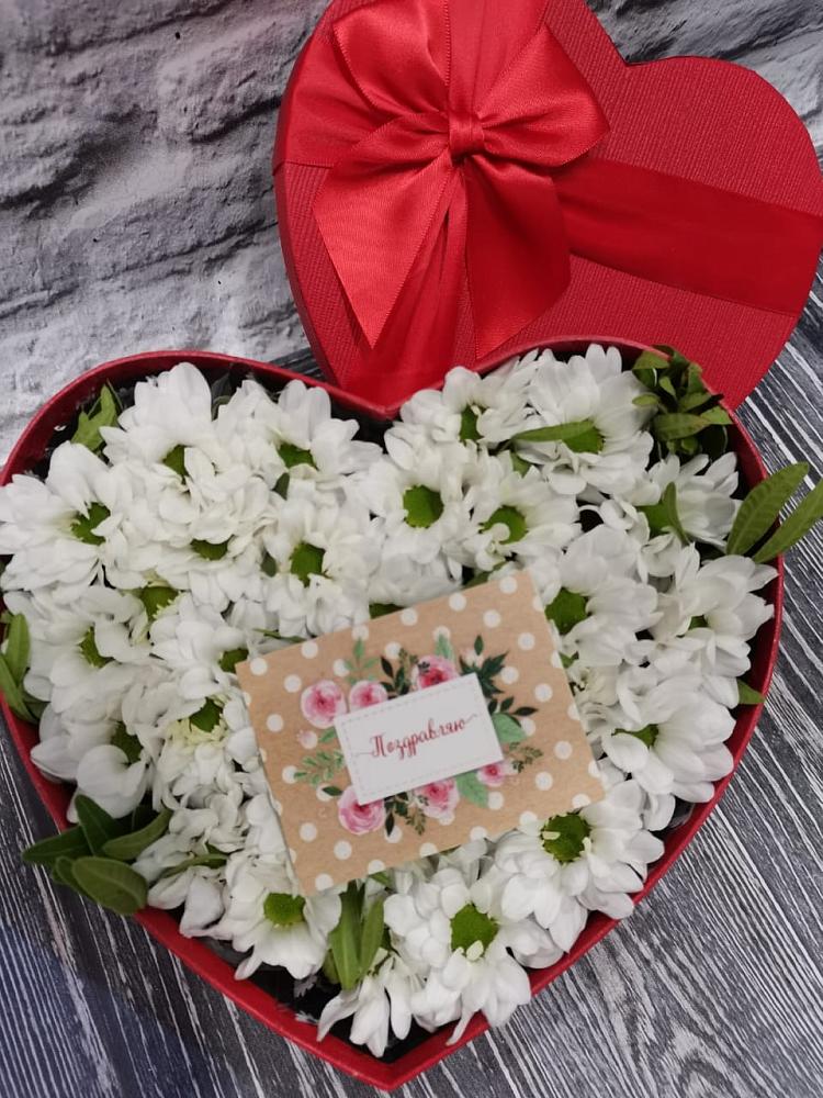 Цветочная композиция из Хризантемы в виде сердца в Олымский