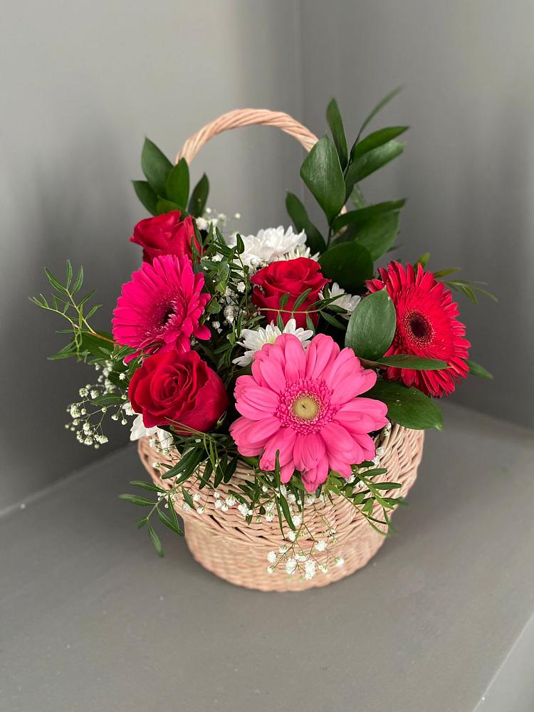 Цветочная композиция из Розы, Хризантемы и Герберы в корзине в Олымский