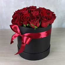Цветочная композиция из Розы в шляпной коробке в Олымский