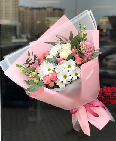 Букет цветов из: Розы, Лизиантусы и Хризантемы в Олымский