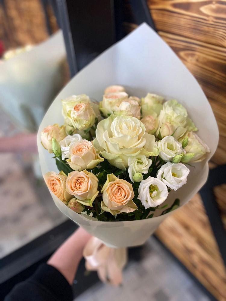 Букет цветов из: Розы и Лизиантусы в Олымский